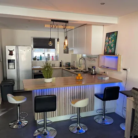 Holiday home Maison Toute Equipee 3 Avec Jardin Calme Et Spa Saint-Malo